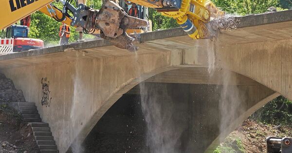 Die Hydraulikschere beißt sich in die Brücke.