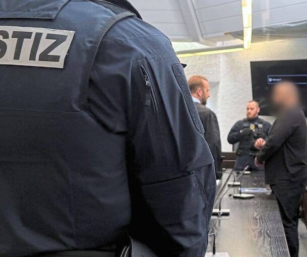 Einer der angeklagten Securitymänner – und Beschuldigter als Auftraggeber für die Schüsse in Tamm – vor der Urteilsverkündung im Korruptionsprozess.
