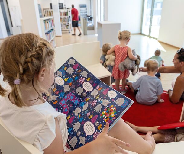 Für Kinder gibt es nicht nur Bücher, sondern auch Kuscheltiere und Spielsachen.