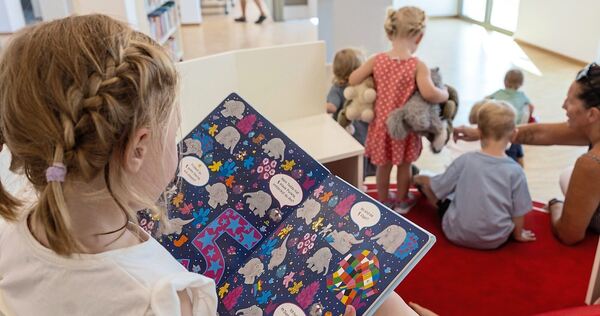 Für Kinder gibt es nicht nur Bücher, sondern auch Kuscheltiere und Spielsachen. Für Kinder gibt es nicht nur Bücher, sondern auch Kuscheltiere und Spielsachen.
