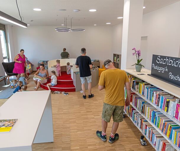 Tag eins in der neuen Bücherei: Das Interesse ist groß.