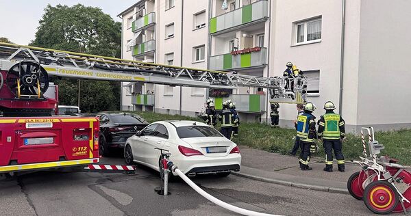 In der Reichenberger Straße brannte ein Rolladenkasten. Insgesamt waren deswegen 31 Feuerwehrkräfte im Einsatz. In der Reichenberger Straße brannte ein Rolladenkasten. Insgesamt waren deswegen 31 Feuerwehrkräfte im Einsatz.
