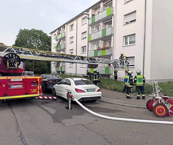 In der Reichenberger Straße brannte ein Rollladenkasten. Insgesamt waren deswegen 31 Feuerwehrkräfte im Einsatz. In der Reichenberger Straße brannte ein Rollladenkasten. Insgesamt waren deswegen 31 Feuerwehrkräfte im Einsatz.