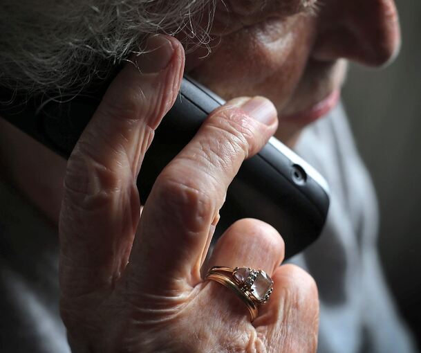 Betrüger melden sich oft telefonisch bei älteren Menschen.