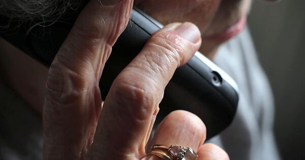 Betrüger melden sich oft telefonisch bei älteren Menschen.