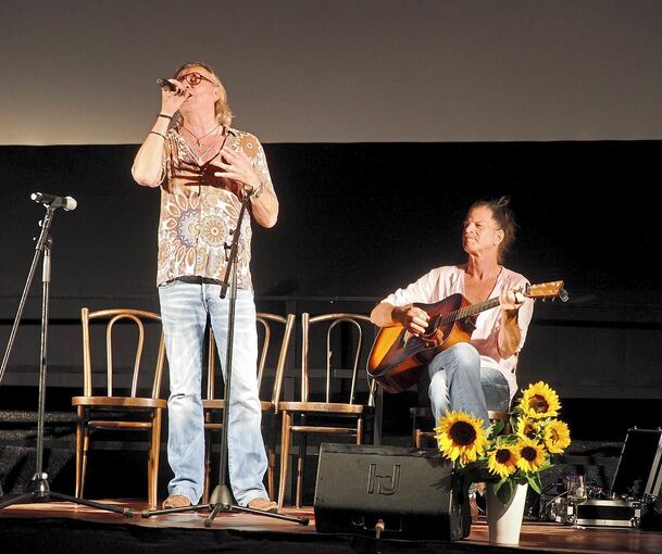 Ein Ständchen zur Ludwigsburger Film-Preview: Dieter Thomas Kuhn (links) und sein enger Freund und Bandkollege Philipp Feldtkeller musizieren im Hof des Kunstzentrums Karlskaserne.