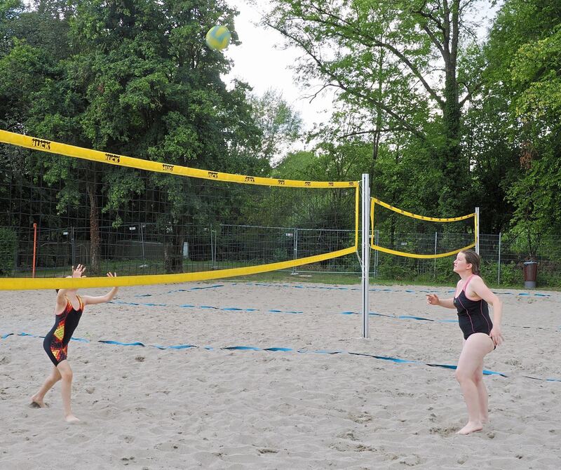Auf drei Volleyballfeldern kann gespielt werden.