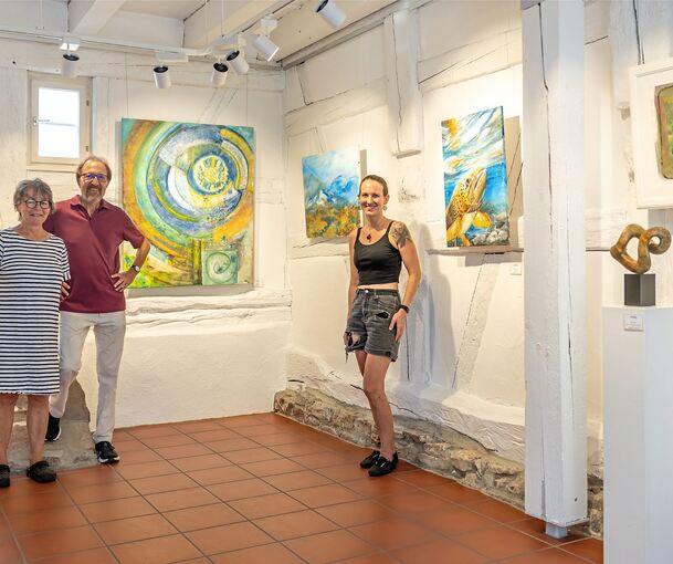 Vielfältiges Patchwork: Die Mitgliederausstellung des Ditzinger Kunstvereins in der Galerie am Laien, hier präsentiert von Katrin Groshaupt, Günter Sessel-Zimmermann und Stefanie Schlosser (von links).