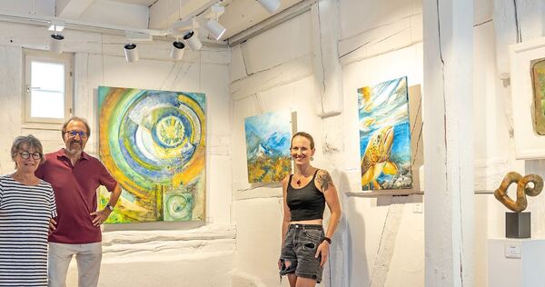 Vielfältiges Patchwork: Die Mitgliederausstellung des Ditzinger Kunstvereins in der Galerie am Laien, hier präsentiert von Katrin Groshaupt, Günter Sessel-Zimmermann und Stefanie Schlosser (von links).
