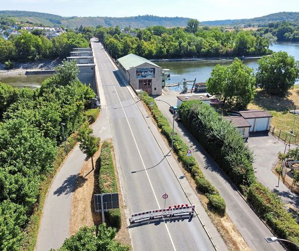 Die Sperrung der Neckarbrücke belastet die Region.