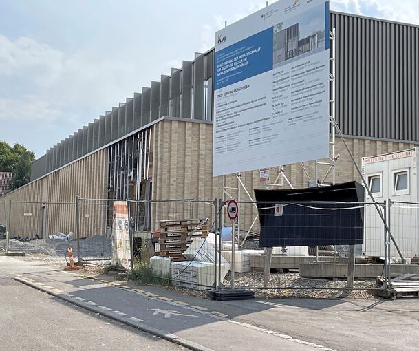 An einem Abschnitt der Fassade des Neubaus klafft eine Lücke, was für Irritationen sorgte. Die gab es auch bei der Stadt nach Bekanntwerden geänderter Vorgaben.