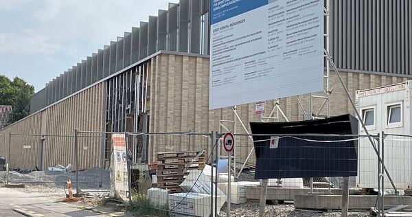 An einem Abschnitt der Fassade des Neubaus klafft eine Lücke, was für Irritationen sorgte. Die gab es auch bei der Stadt nach Bekanntwerden geänderter Vorgaben.