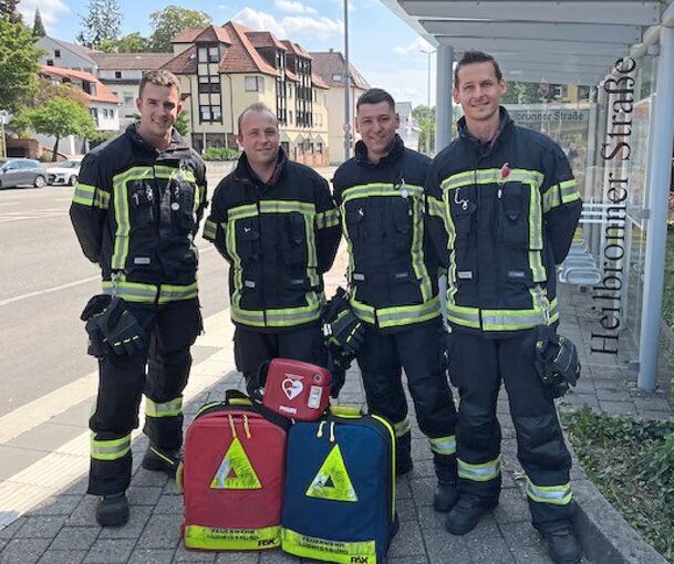 An dieser Bushaltestelle ist am Montagabend ein Baby zur Welt gekommen. Das Foto zeigt einige Helfer (von links): Julian Günther, Mike Stängle, Aron Zahn und Robin Ehmann.