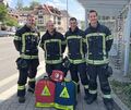 An dieser Bushaltestelle ist am Montagabend ein Baby zur Welt gekommen. Das Foto zeigt einige Helfer (von links): Julian Günther An dieser Bushaltestelle ist am Montagabend ein Baby zur Welt gekommen. Das Foto zeigt einige Helfer (von links): Julian Günther, Mike Stängle, Aron Zahn und Robin Ehmann.