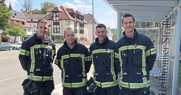 An dieser Bushaltestelle ist am Montagabend ein Baby zur Welt gekommen. Das Foto zeigt einige Helfer (von links): Julian Günther, Mike Stängle, Aron Zahn und Robin Ehmann.