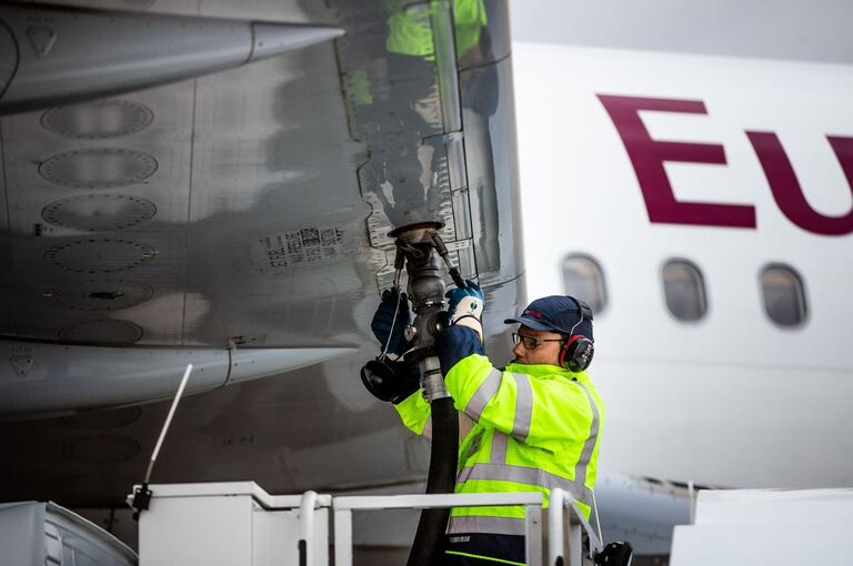 Betankung eines Flugzeugs