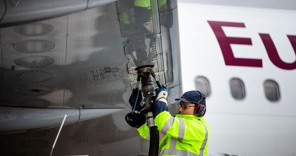 Betankung eines Flugzeugs