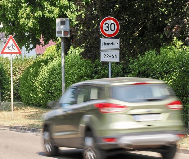 In Freiberg gibt es einige neue Tempo-30-Zonen. Hier in der Stuttgarter Straße gilt das Limit nur nachts. Der Blitzer ist aktuell außer Betrieb. Falls er wieder aktiviert wird, soll der Abstand zum Schild entsprechend den gesetzlichen Vorgaben angepa