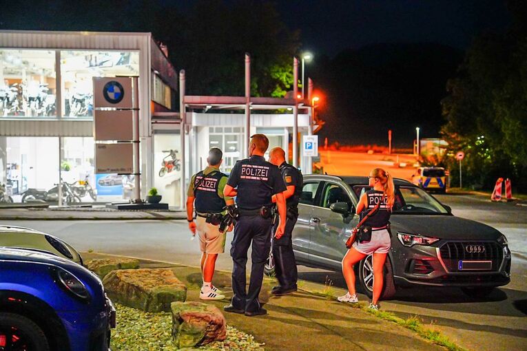 Person schießt auf PKW Person schießt auf PKW