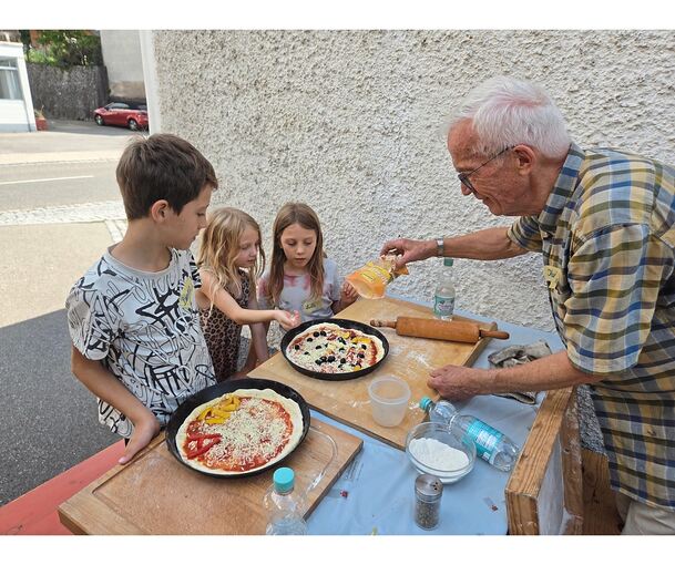 Jedes Kind formte sein eigenes Brot aus Weizenmehl und belegte die Pizza nach den eigenen Vorstellungen.