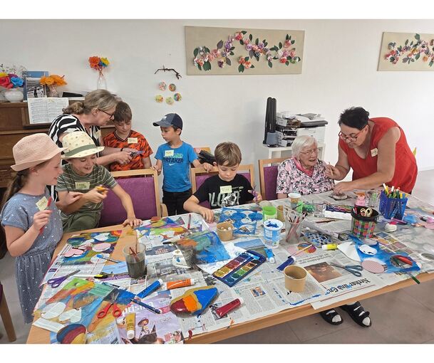 Ferienkinder und Seniorinnen haben gemeinsam im Anna-Riecker-Haus gebastelt.