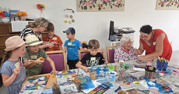 Ferienkinder und Seniorinnen haben gemeinsam im Anna-Riecker-Haus gebastelt.