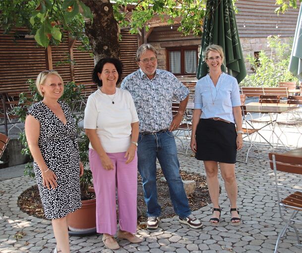 Staatssekretärin Petra Krebs (zweite von links) bei ihrer Sommertour zu Gast in der Seemühle bei Vaihingen. Nadine Zenker-Kaiser (rechts) vom Haus Guldenhof in Ditzungen stellt die Tagespflege-Einrichtung vor. Mit dabei der ehemalige Guldenhof-Heimle