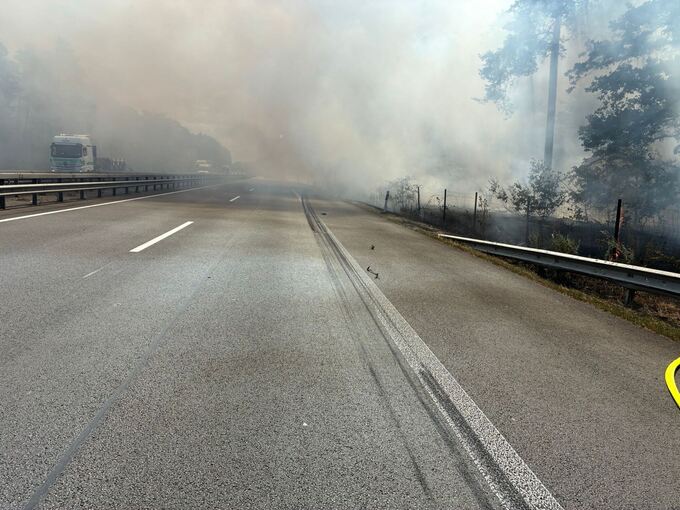 Geplatzter Lkw-Reifen löst Waldbrand aus Geplatzter Lkw-Reifen löst Waldbrand aus