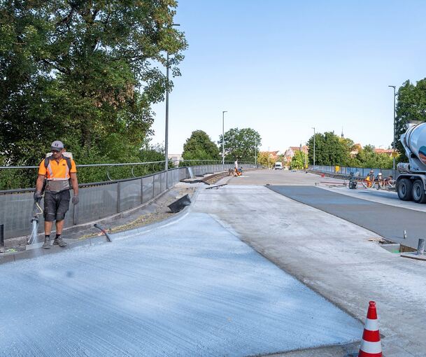 Auch auf der Kreuzung der B27 mit der Auwiesenbrücke (Hintergrund) wird ein spezielles Material mit Fasern aufgebracht, das mehr Langlebigkeit bringen soll.