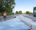 Auch auf der Kreuzung der B27 mit der Auwiesenbrücke (Hintergrund) wird ein spezielles Material mit Fasern aufgebracht, das mehr Auch auf der Kreuzung der B27 mit der Auwiesenbrücke (Hintergrund) wird ein spezielles Material mit Fasern aufgebracht, das mehr Langlebigkeit bringen soll.