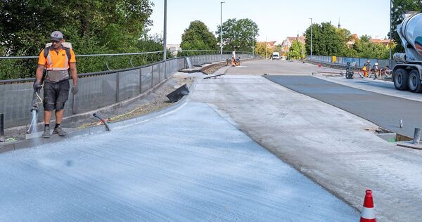 Auch auf der Kreuzung der B27 mit der Auwiesenbrücke (Hintergrund) wird ein spezielles Material mit Fasern aufgebracht, das mehr Langlebigkeit bringen soll.
