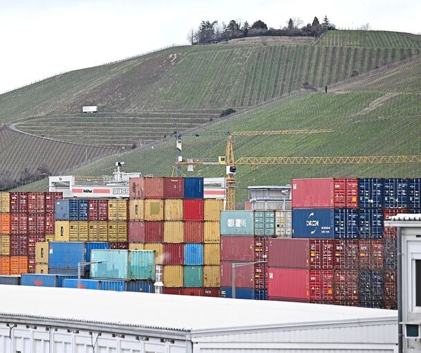 Im Stuttgarter Hafen stapeln sich Container.