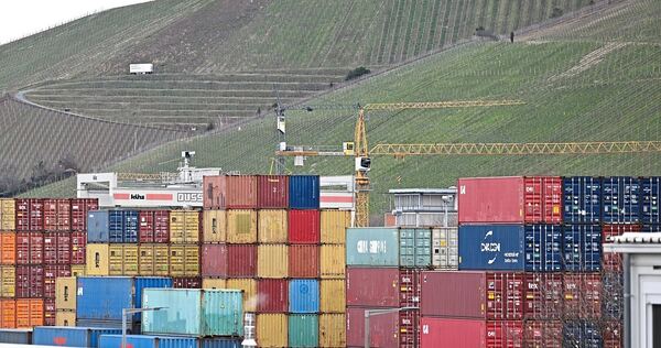 Im Stuttgarter Hafen stapeln sich Container.