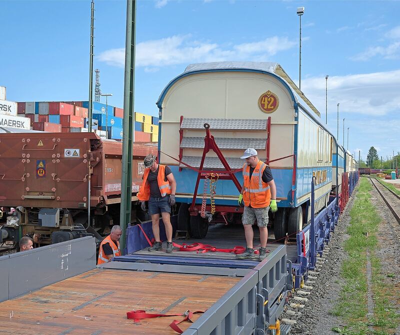 Zirkuswagen für Zirkuswagen muss entladen und dann per Lastwagen nach Ludwigsburg transportiert werden. Zirkuswagen für Zirkuswagen muss entladen und dann per Lastwagen nach Ludwigsburg transportiert werden.