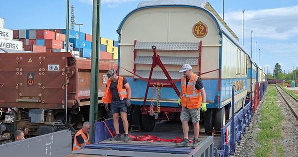 Zirkuswagen für Zirkuswagen muss entladen und dann per Lastwagen nach Ludwigsburg transportiert werden. Zirkuswagen für Zirkuswagen muss entladen und dann per Lastwagen nach Ludwigsburg transportiert werden.