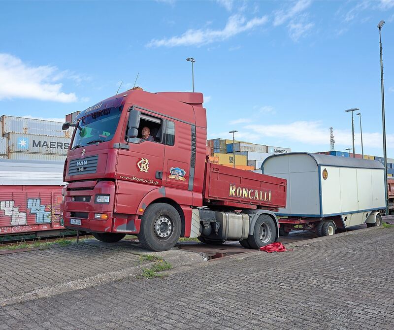 Lastwagen übernehmen den Weitertransport nach Ludwigsburg. Lastwagen übernehmen den Weitertransport nach Ludwigsburg.