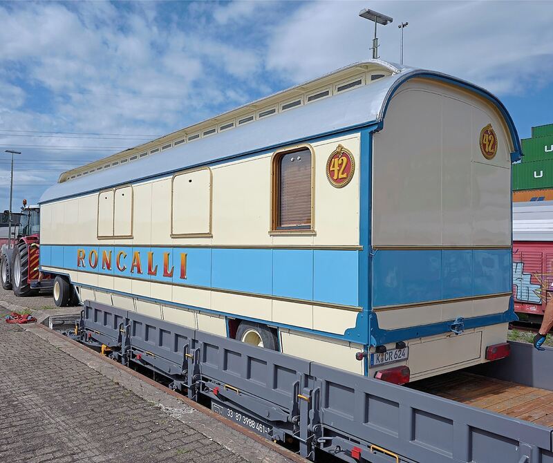 Mit dabei sind auch die historischen Zirkuswagen. Mit dabei sind auch die historischen Zirkuswagen.