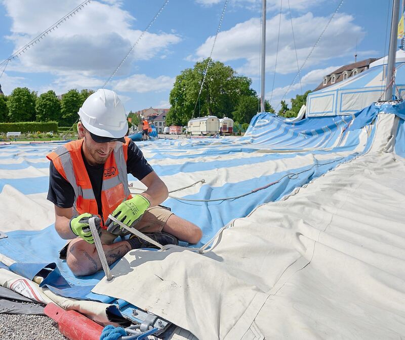 Der Aufbau des Zelts ist Handarbeit. Der Aufbau des Zelts ist Handarbeit.