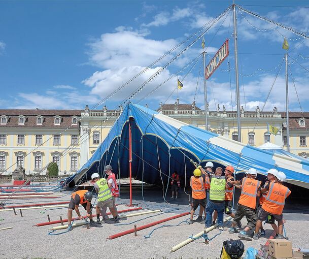 Mit vereinten Kräften wird das Zirkuszelt aufgebaut. Mit vereinten Kräften wird das Zirkuszelt aufgebaut.