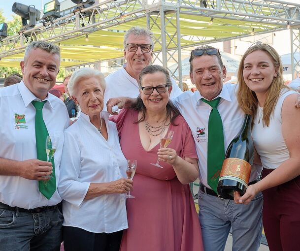 Die 45. Weinlaube ist eröffnet. Das Bild zeigt (von links) Andreas Geraci, Anke Neises, Peter Buhl, Erste Bürgermeisterin Renate Schmetz, Andreas Seybold und Weinprinzessin Anna Maria Joos.