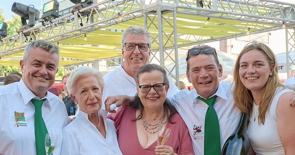 Die 45. Weinlaube ist eröffnet. Das Bild zeigt (von links) Andreas Geraci, Anke Neises, Peter Buhl, Erste Bürgermeisterin Renate Schmetz, Andreas Seybold und Weinprinzessin Anna Maria Joos.