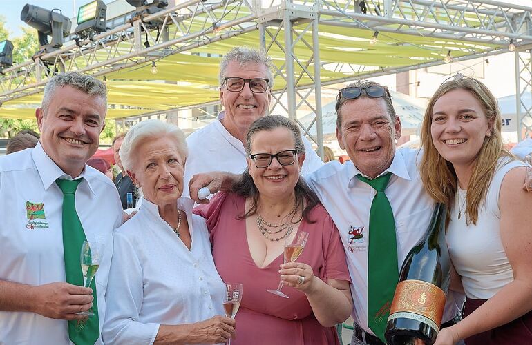 Die 45. Weinlaube ist eröffnet. Das Bild zeigt (von links) Andreas Geraci, Anke Neises, Peter Buhl, Erste Bürgermeisterin Renate Schmetz, Andreas Seybold und Weinprinzessin Anna Maria Joos.
