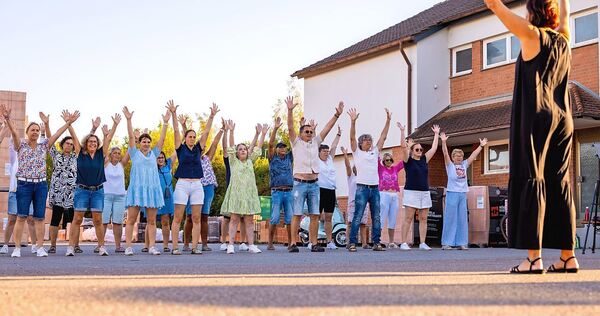 Eine macht‘s vor, die anderen machen es nach: So werden die Choreografien geprobt.