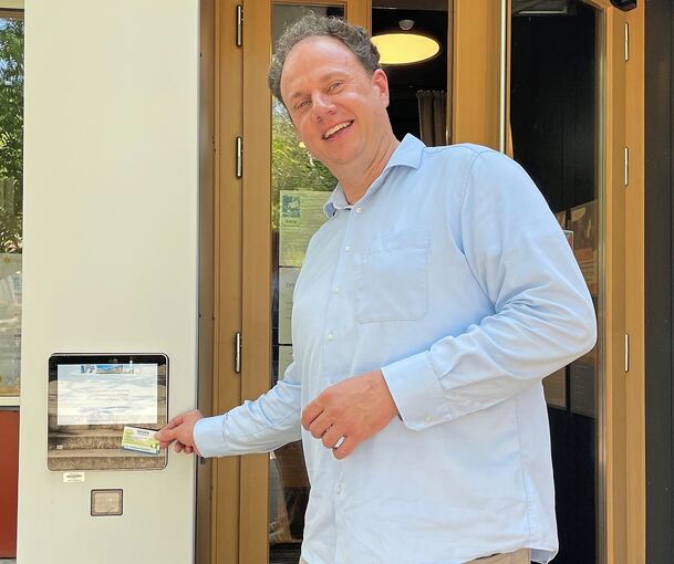 Der Bibliotheksausweis dient als Türöffner. OB Matthias Knecht war der erste Nutzer der Flexibib.