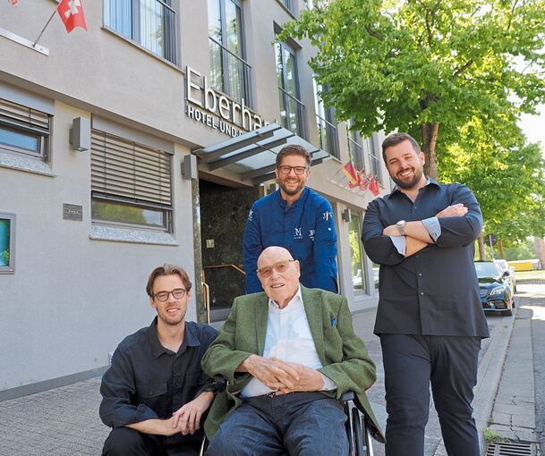 Freuen sich, wie es für das Eberhards ab dem 23. September weitergeht (v.li.): Bastian Fischer, Gebäudeeigentümer Eberhard Bezner, Benjamin und Christian Maerz.