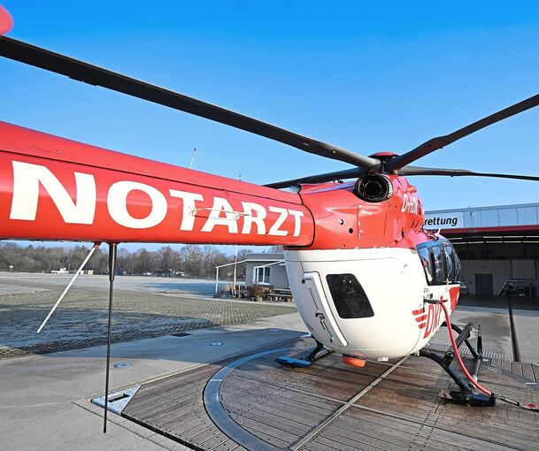 Der Verletzte wurde mit einem Rettungshubschrauber in ein Krankenhaus gebracht. Der Verletzte wurde mit einem Rettungshubschrauber in ein Krankenhaus gebracht.