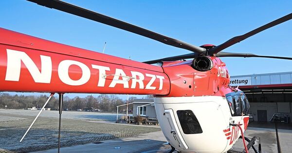 Der Verletzte wurde mit einem Rettungshubschrauber in ein Krankenhaus gebracht. Der Verletzte wurde mit einem Rettungshubschrauber in ein Krankenhaus gebracht.