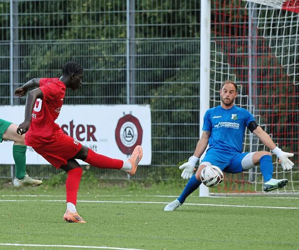 Der sitzt: Löchgaus Mouhamad Gueye (Mitte) schiebt den Ball an Lukas Emmrich vorbei ins Tor. Martin Kuchtanin kommt zu spät.