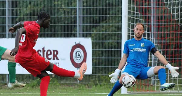 Der sitzt: Löchgaus Mouhamad Gueye (Mitte) schiebt den Ball an Lukas Emmrich vorbei ins Tor. Martin Kuchtanin kommt zu spät. Der sitzt: Löchgaus Mouhamad Gueye (Mitte) schiebt den Ball an Lukas Emmrich vorbei ins Tor. Martin Kuchtanin kommt zu spät.