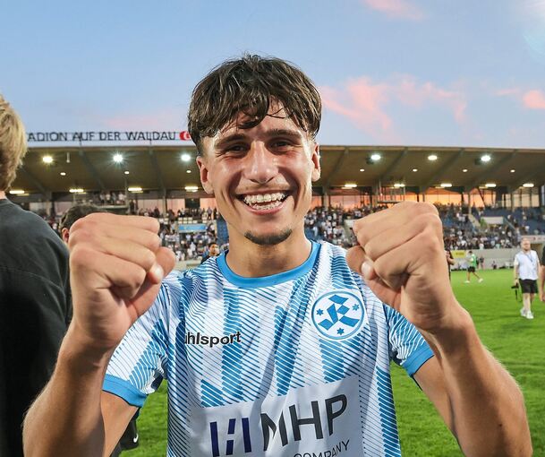 Triumph im Schwabenduell: Kickers-Yougster Leandro Mendes Rangel jubelt.